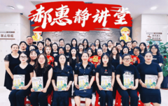 她会给孩子讲古代人挖圈套捕猎的故事：